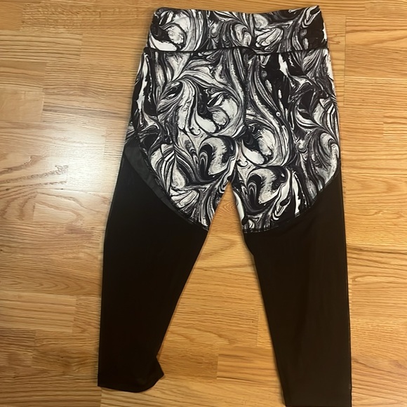 Victoria Secret Knockout Marble and Sheer leg Capri. Medium Excellent condition - Picture 2 of 3
